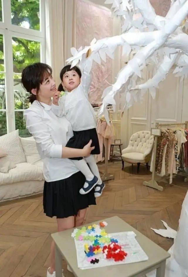 48岁梅婷携10岁女儿见世面,她断崖式衰老撞脸倪萍,女儿一张高级脸比妈