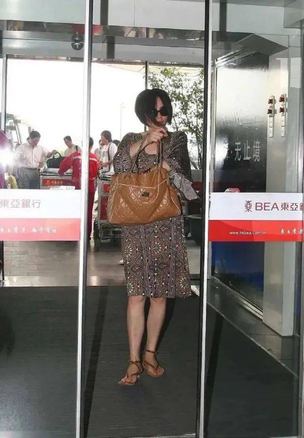 原创王菲彻底不把自己当明星穿碎花裙踩凉鞋现身机场大妈式打扮太接地