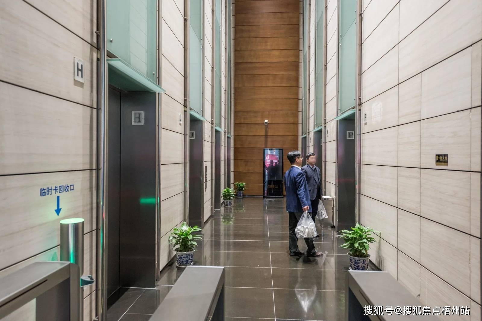 2024年南京紫峰大厦物业公司是哪家呀 管理费多少呢
