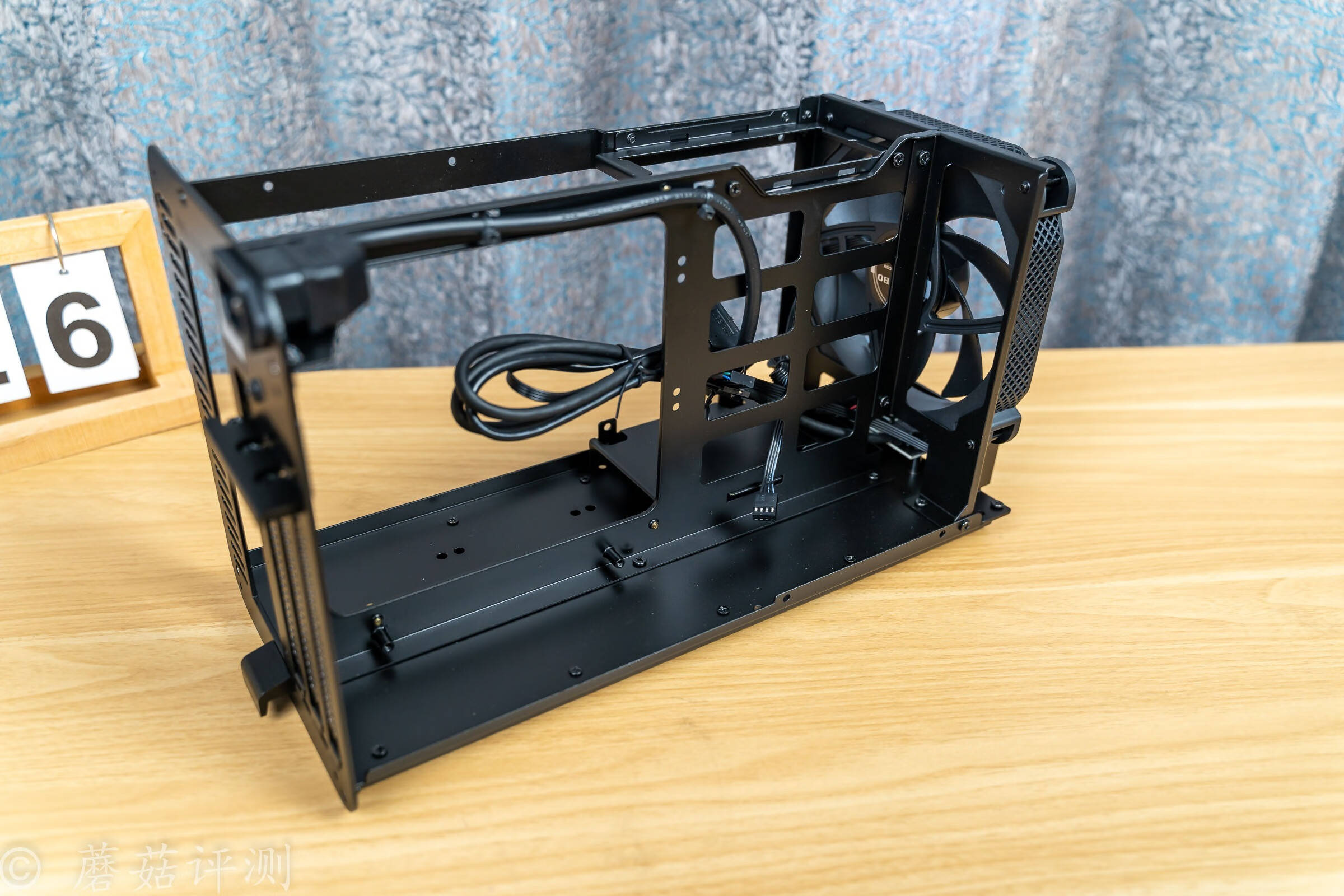 体积小巧,结构紧凑,可卧可立,乔思伯v11铝制迷你itx机箱 评测_金属