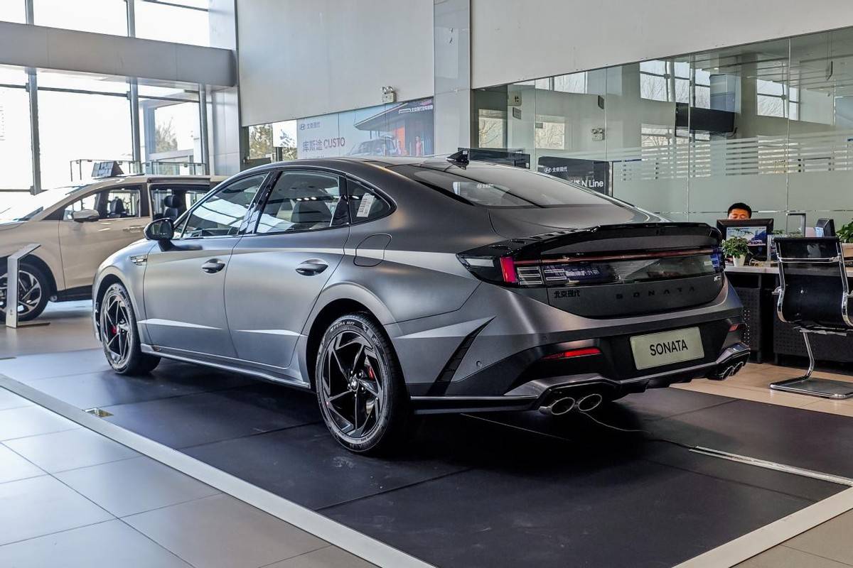 到店实拍北京现代第十一代索纳塔 高颜值b级车更适合年轻人