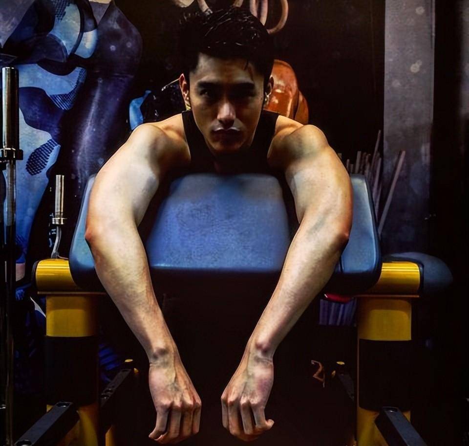 被称小彭于晏,周冬雨,马思纯和他搭戏拿影后,但他一直是18线_李程彬