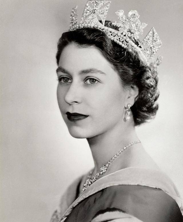 菲利普亲王年轻颜值高,一组老照片见证玄机!