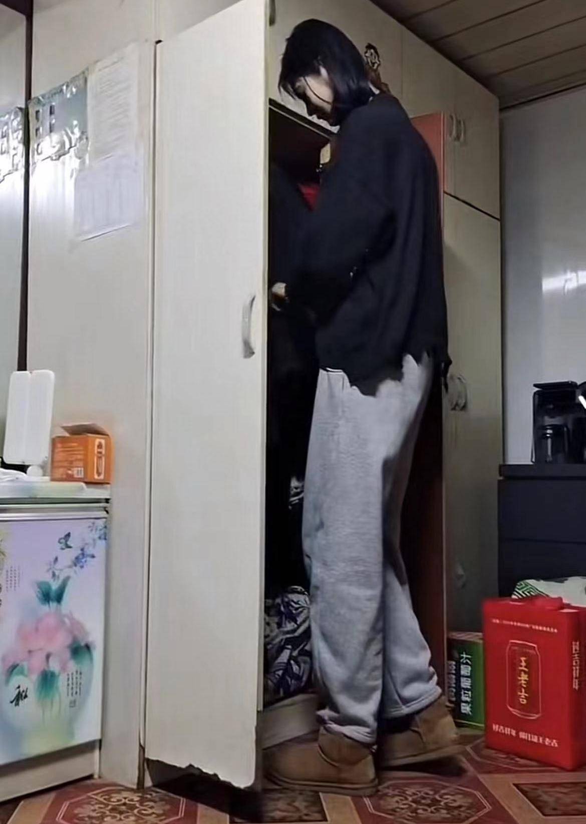 女儿身高2米26,长相漂亮,拍照像特效,妈妈犯愁:怎么找对象