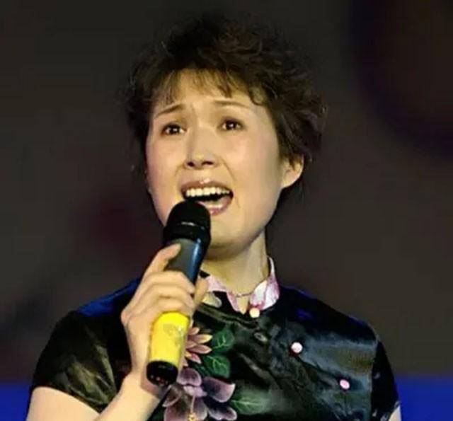 看着门内一脸疑惑的赵季平,张宁佳自我介绍道:"赵老师好,我是你的同学