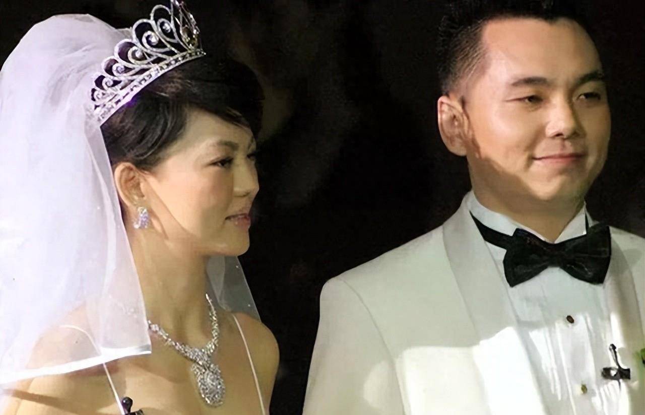 次年8月,李湘就和男子李厚霖在北京举行了盛大婚礼,当时所有人都以为