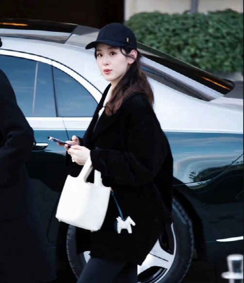 原创章泽天生完二胎这是肿么了牙齿凸出地包天严重穿着4万名牌难掩