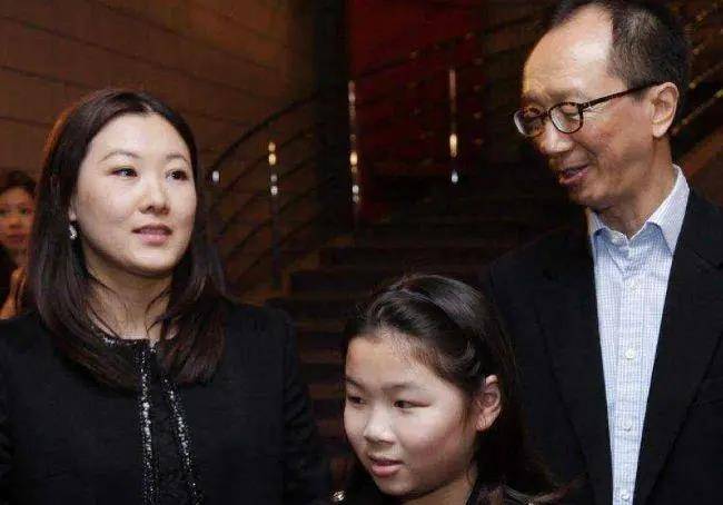 越大,早已是香港首屈一指的大富豪,现任香港南丰集团董事长及行政总裁