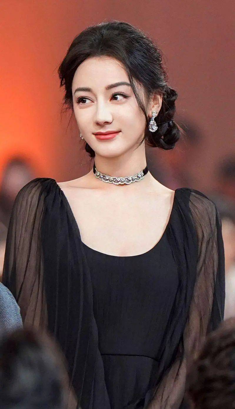 大陆女神迪丽热巴和男星黄景瑜从2019年合作「幸福触手可及」开始