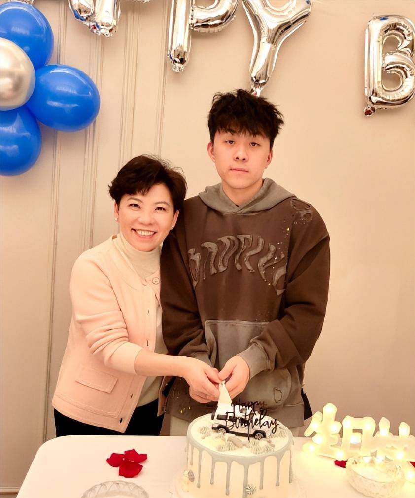 邓亚萍和林志刚都从事过乒乓球运动.