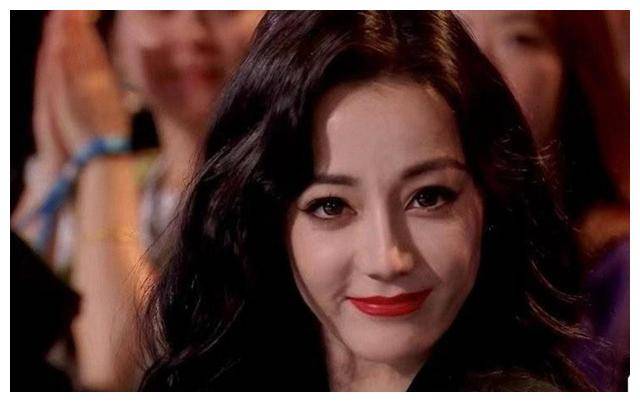 31岁迪丽热巴神态神秘?怼脸照曝光!态度正经?_演艺事业_舞台_质疑