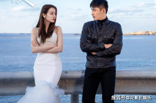 原创黄景瑜庆祝出道八年照片手势引热议被质疑为了与迪丽热巴避嫌
