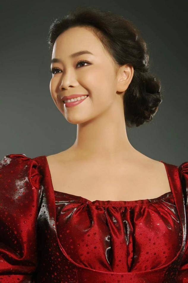 女神东方云霓的诗意飞翔中国诗歌春晚形象大使诗祝天下女神快乐