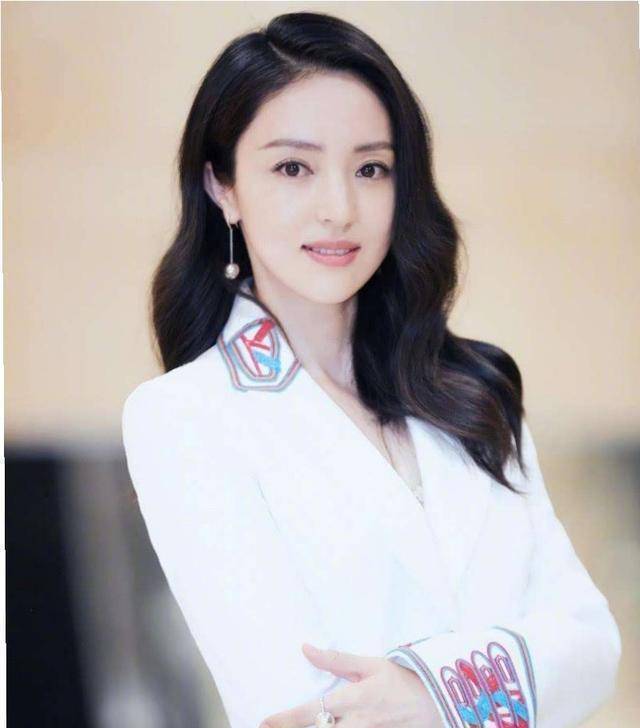 原创董璇晒女儿小酒窝近照穿牛仔裙扎丸子头太可爱简直萌翻了