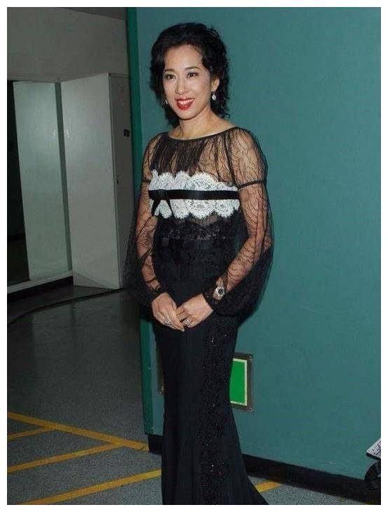 原创65岁朱玲玲身材富态薄纱裙美艳新巅峰二婚老公合影大胆穿搭