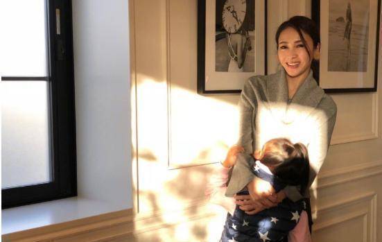 原创黎姿合照男发型师急不可耐戴口罩都要剪头发发型师虽老却时髦