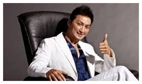 何家劲喜得贵妇生女,女儿曼妙过妻,可爱又乖巧._家庭_生活_访谈