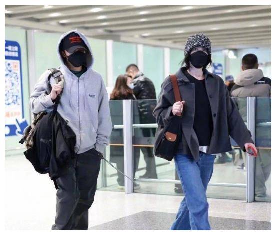 王菲机场潇洒装,longchamp包抢眼!让你轻松上班!_谢霆锋_个性_时尚