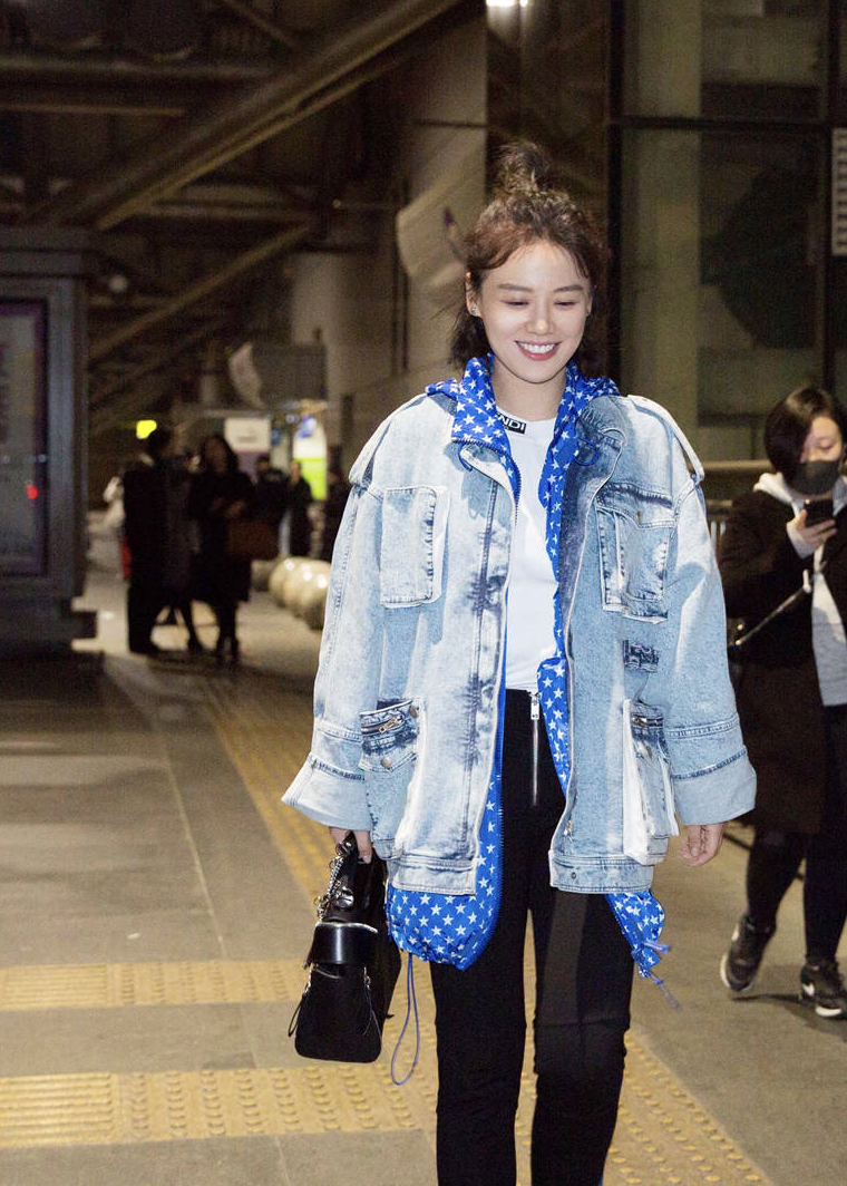 30岁马思纯现身,牛仔外套叠穿帅出新高度,网友:比超模都会穿!