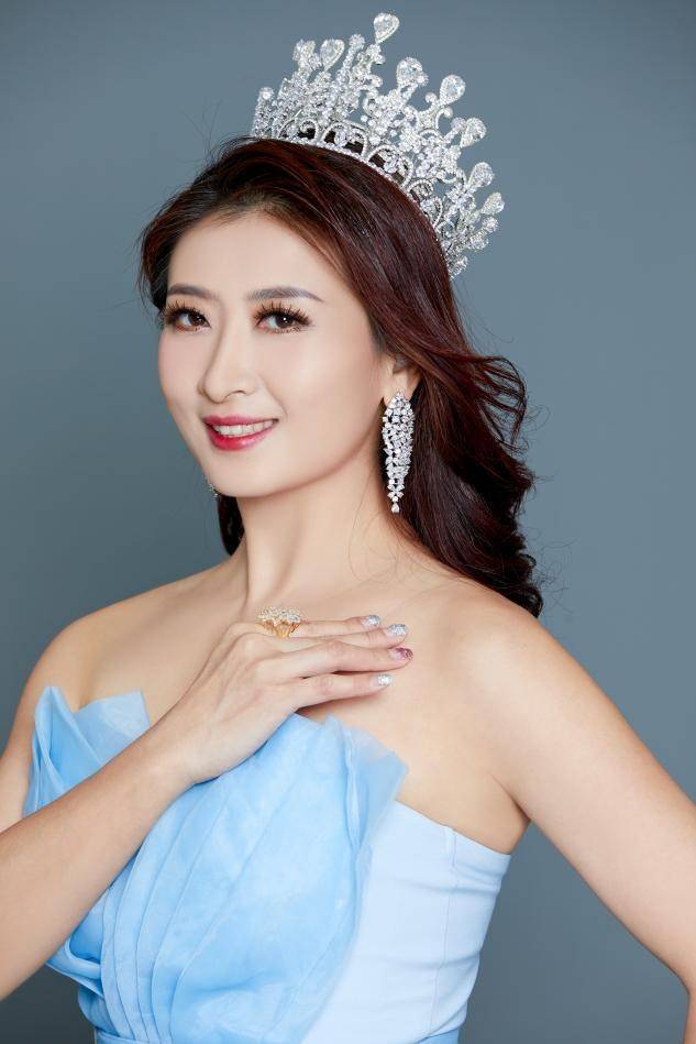 女神东方云霓的诗意飞翔中国诗歌春晚形象大使诗祝天下女神快乐