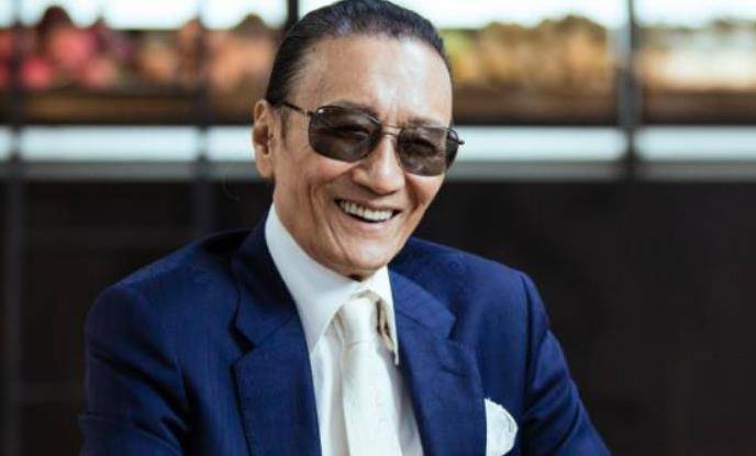 84岁谢贤摘掉墨镜:新片宣传真面目老态尽显,瘦成皮包骨