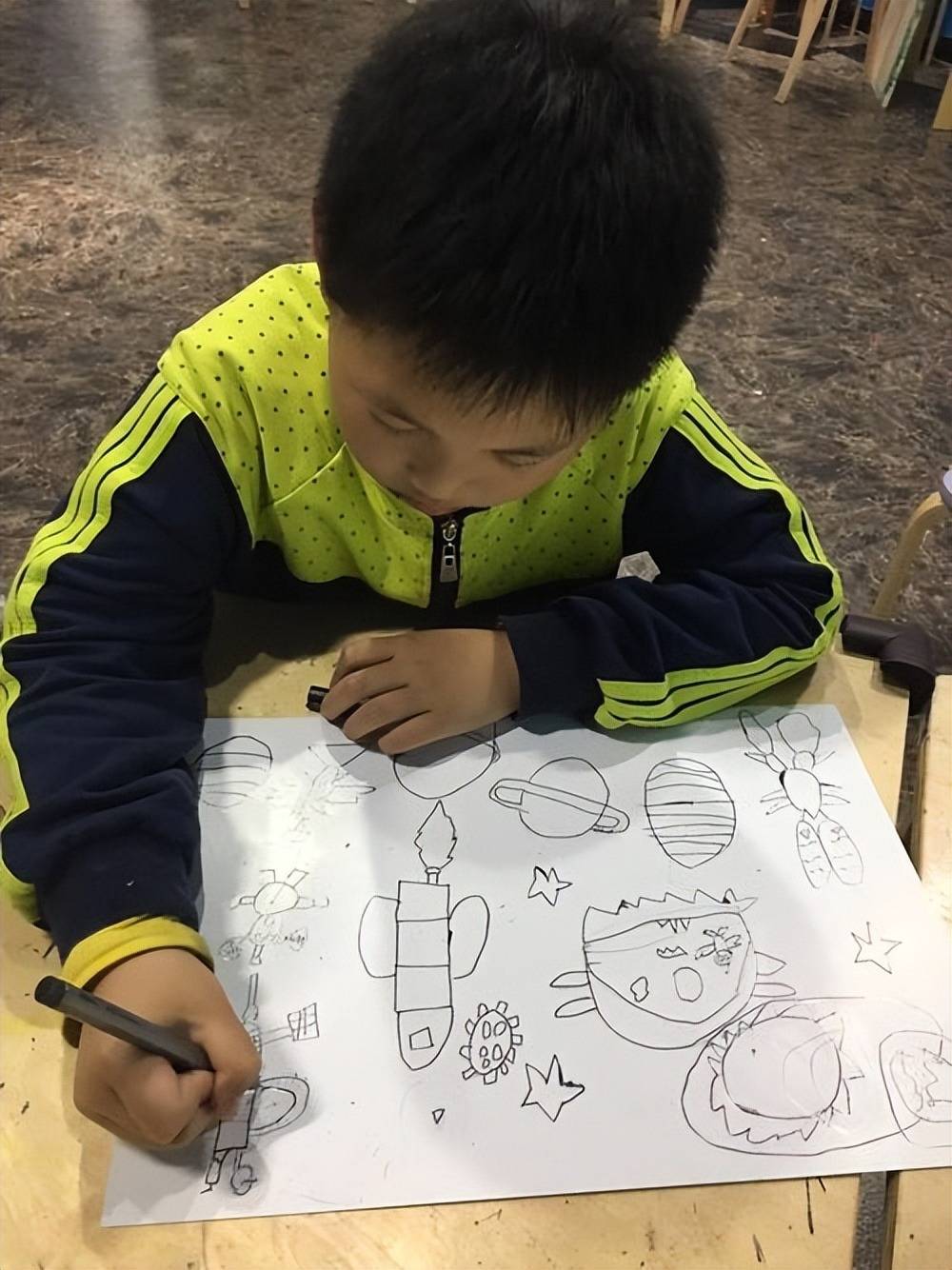 虽然淼淼从小就喜欢画画,且没有参加专业绘画培训班的情况下,不时就能