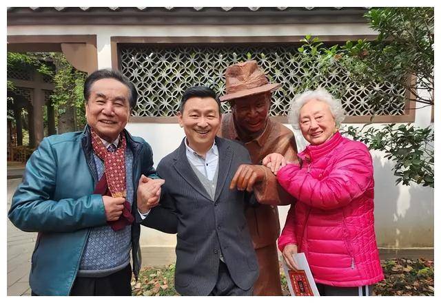 川渝巴蜀笑星的座驾揭秘,成都男神李伯清车型曝光,惊喜连连!