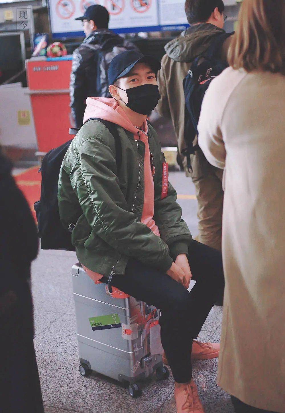 原创李现宅家任凭胡子疯长晒素颜照营业刮掉胡子清新帅气