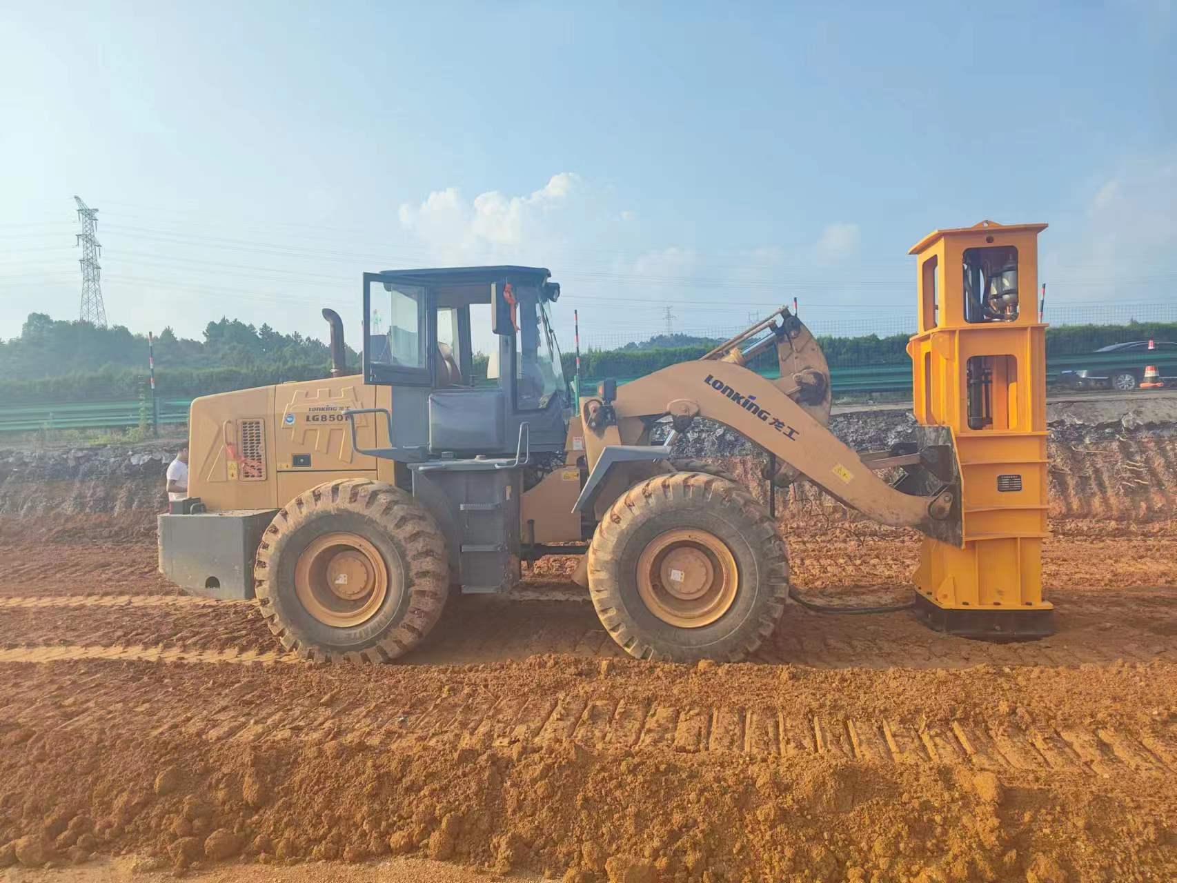 铲车底盘将设备运送到需要夯实的区域;然后,通过控制系统启动打夯机