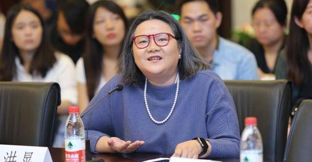 原创洪晃晒老公近照打耳钉比前夫陈凯歌时髦女儿更潮染渐变绿头发