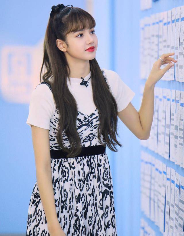 lisa身穿白底黑豹纹吊带裙,搭配白色t恤,充满清新活泼