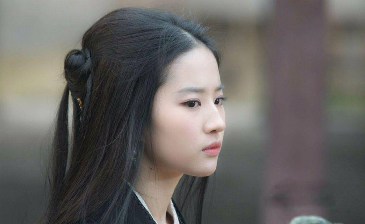 原创刘亦菲五官精致皮肤白皙素颜照样扛打伪素颜妆容很重要