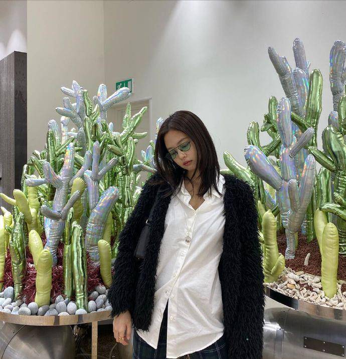 原创人间香奈儿jennie爆近照针织衫配皮裤真不是一般人能驾驭