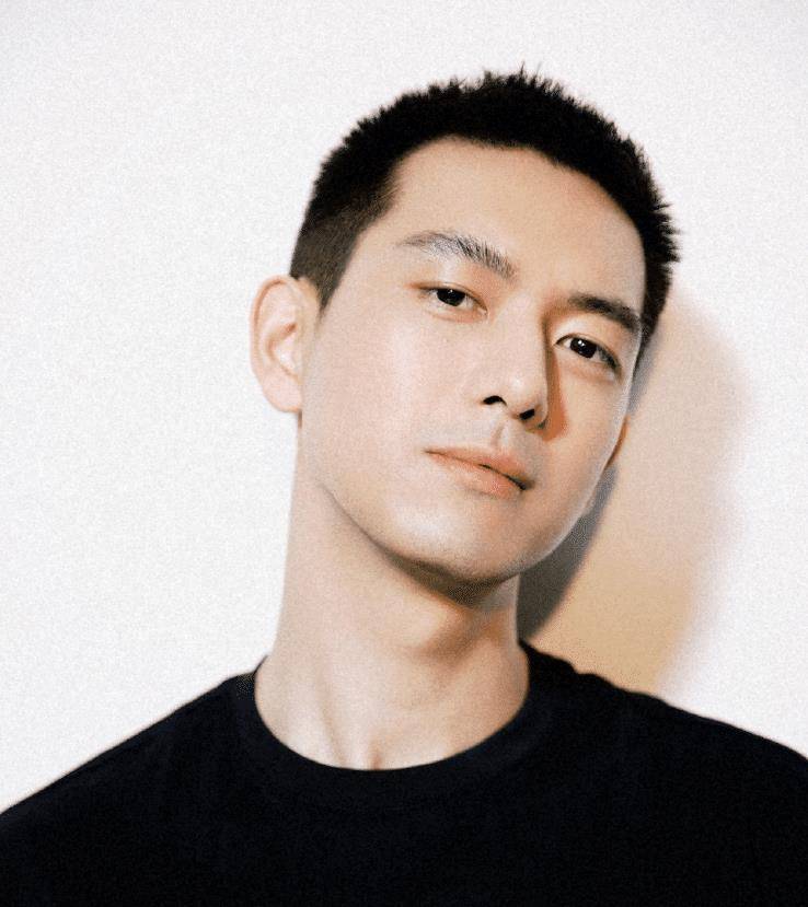 而且李现这次的短发造型也不是第一次剪了,在电影《抵达之谜》里面