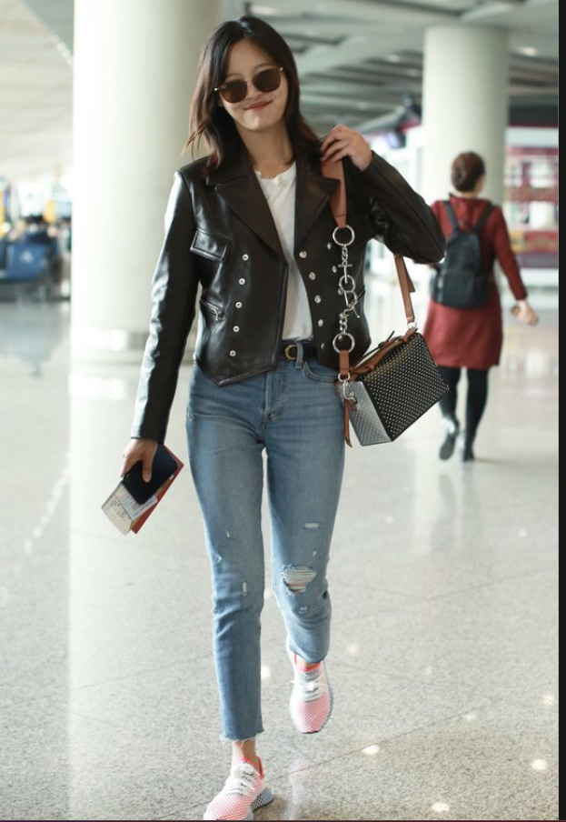 原创37岁辛芷蕾带火了一种极简穿搭皮衣牛仔裤半扎发飒爽又优雅