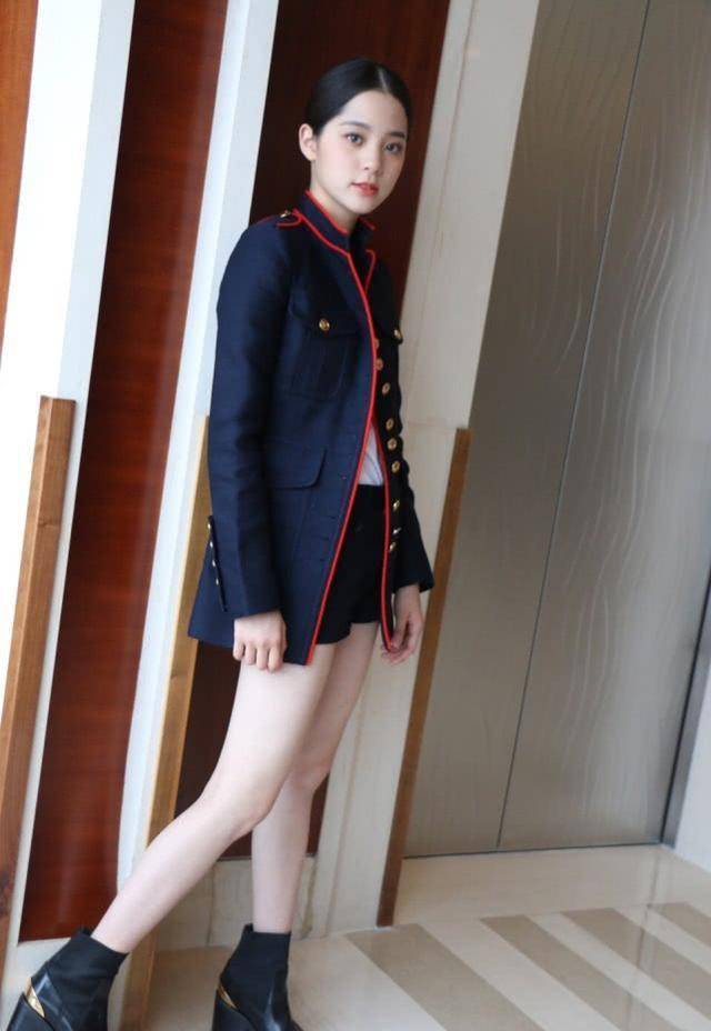 原创有一种时尚过猛叫欧阳娜娜制服照没来得及p图腿白得反光