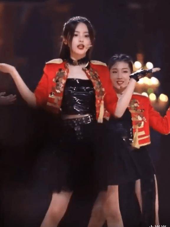 除了跳舞之外,杨超越的身材和长相真的挺好的,很多人都喜欢她这样的