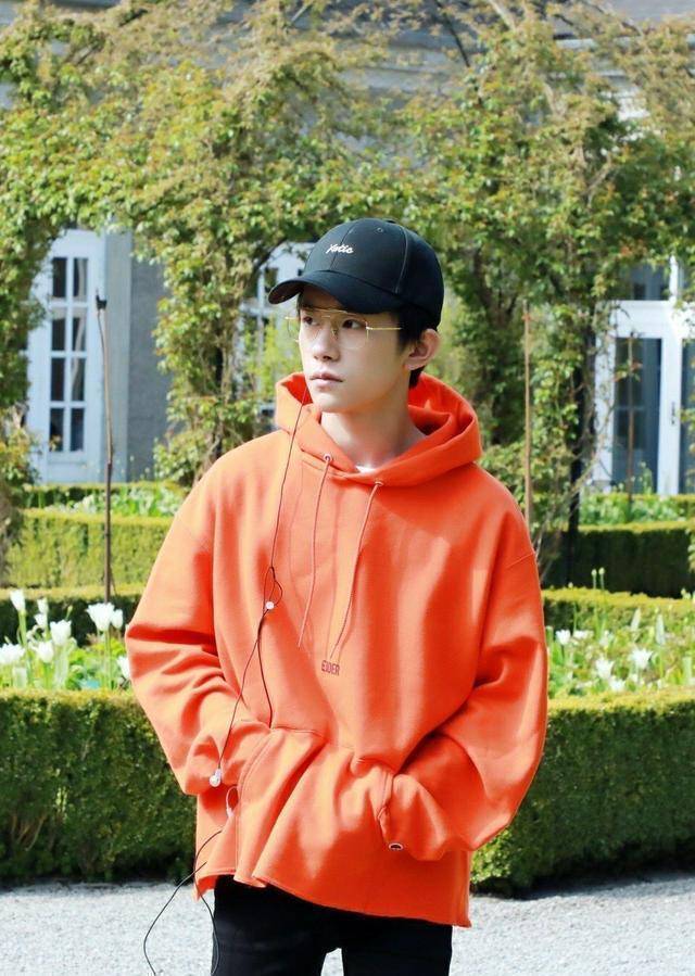 原创易烊千玺最新营业照条纹彩色毛衣极具少年感温柔气质挡不住