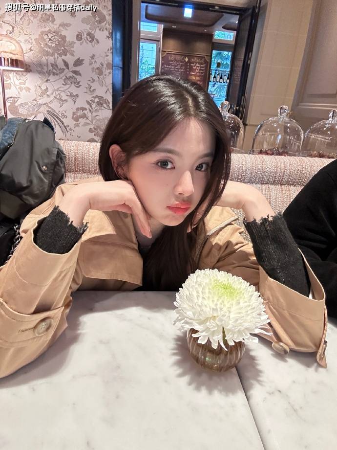 原创杨超越巴黎美疯了带火了风衣搭配复古格子背带裙麻花辫复古又少女