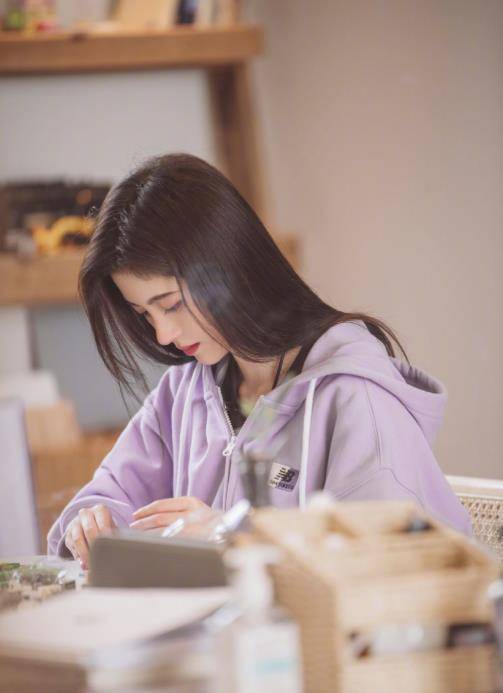 原创26岁鞠婧祎美照气质甜美文艺穿搭有品位