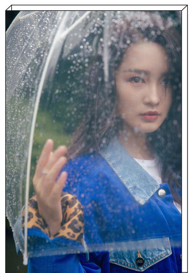 李沁分享独家雨中摄影技巧,这样穿搭超a_雨伞_照片_雨滴