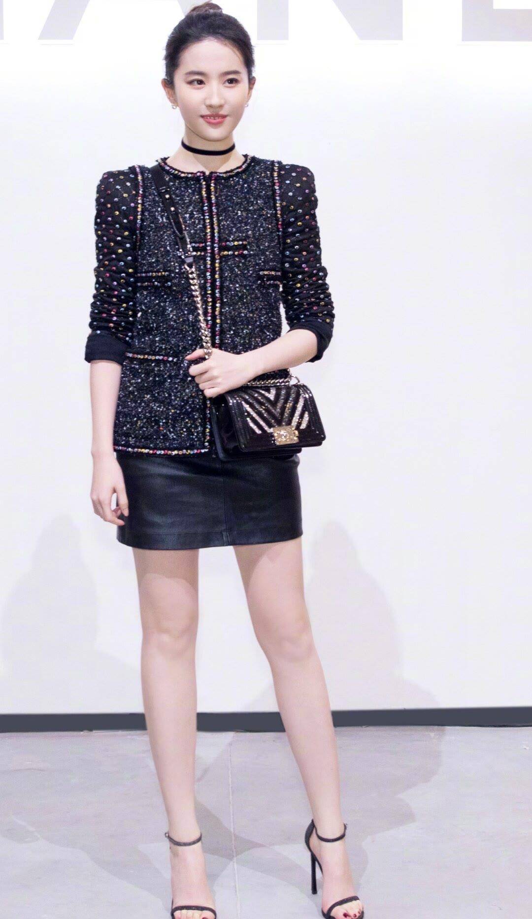 原创刘亦菲近照太惊艳黑色外套陪短裙尽显美腿网友让人着迷