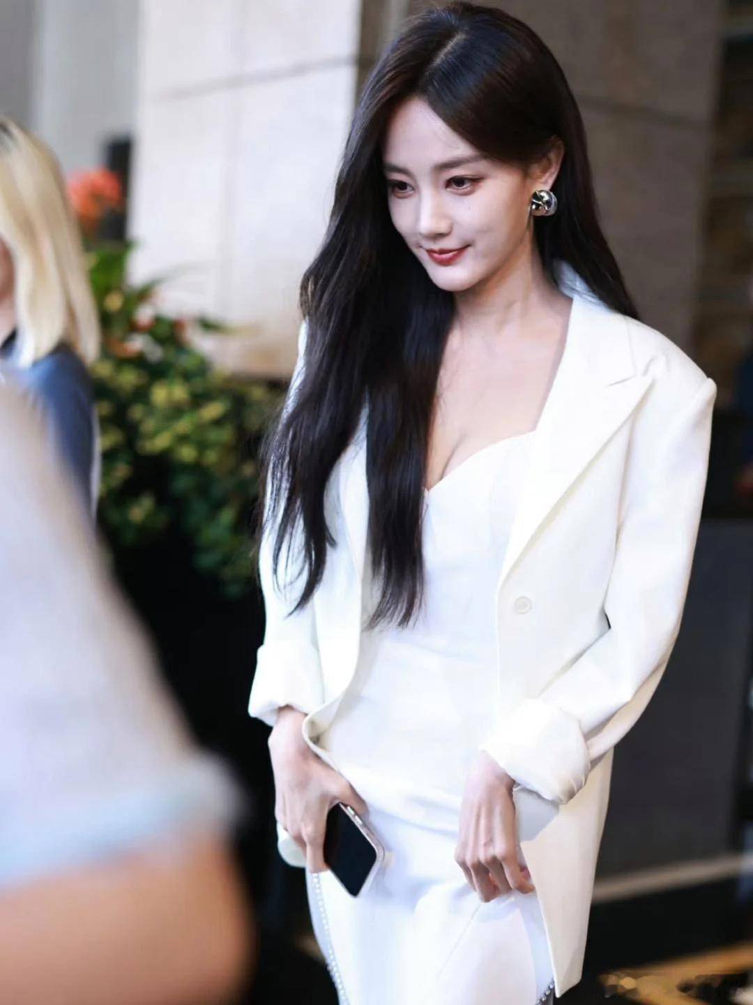 李一桐的身材,笑容和颜值简直让人陶醉,演技更是精湛无比!