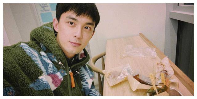 吴磊的快乐时刻享受简单碳水满足快乐生活一杯饶有趣味