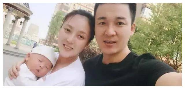 原创主持人杨帆与平凡妻子李松奇共育两女幸福日常充满滋味