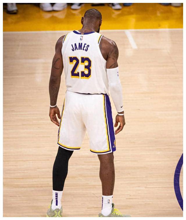 原创詹姆斯揭晓自己是史上最伟大篮球运动员照片曝光引发热议