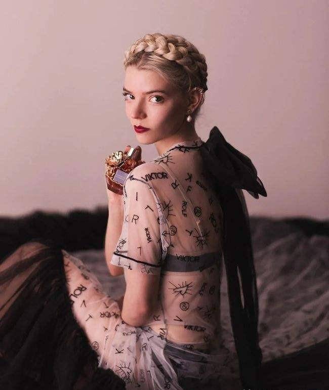 遛狗被星探相中,一部剧火遍全球,美如天仙却自认长得奇怪_安雅·泰勒