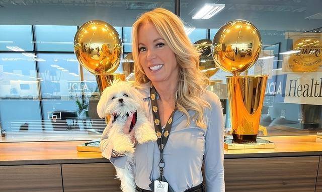 原创62岁珍妮巴斯近照曝光婚后瘦了好多身材匀称女人味十足