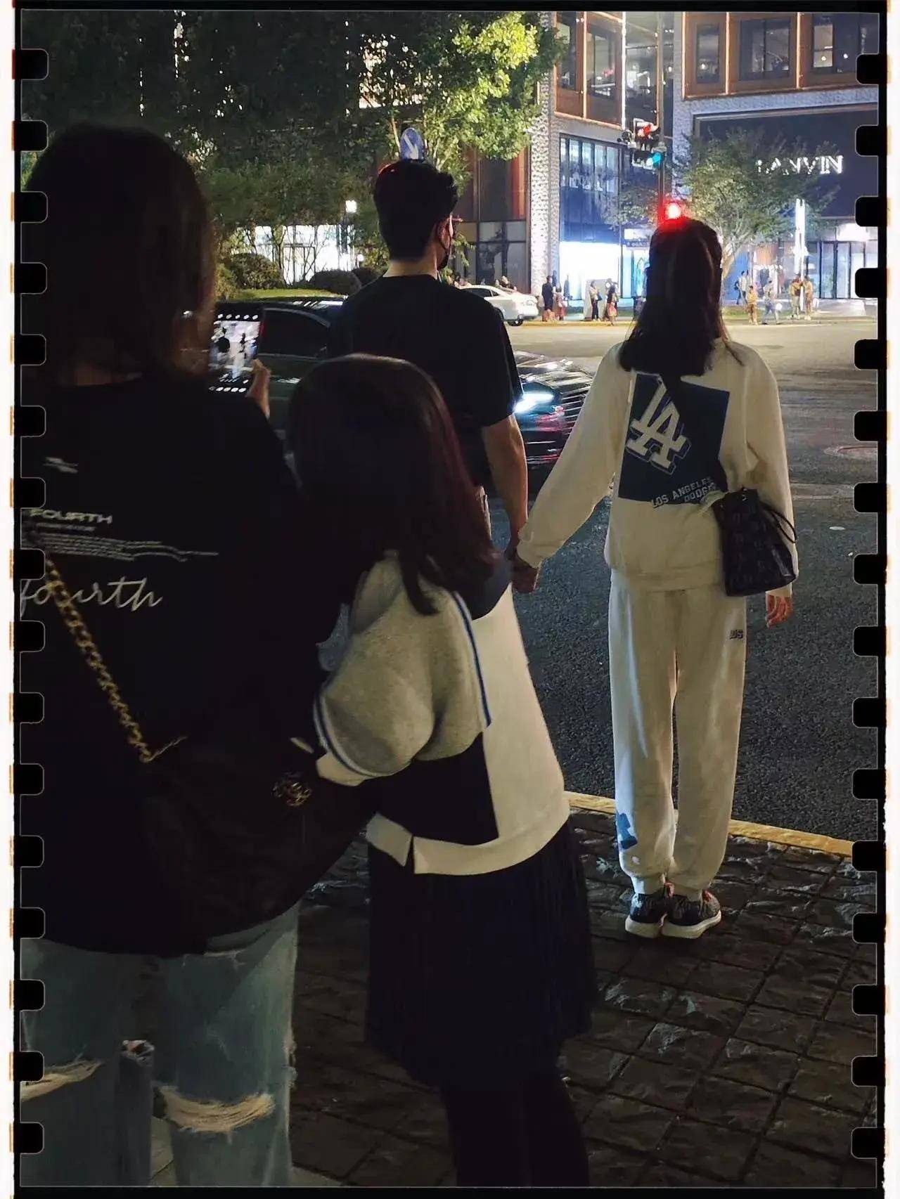 原创鲍蕾晒假期日常15岁贝儿和妈妈一样高母女搭肩搂腰逛街似闺蜜