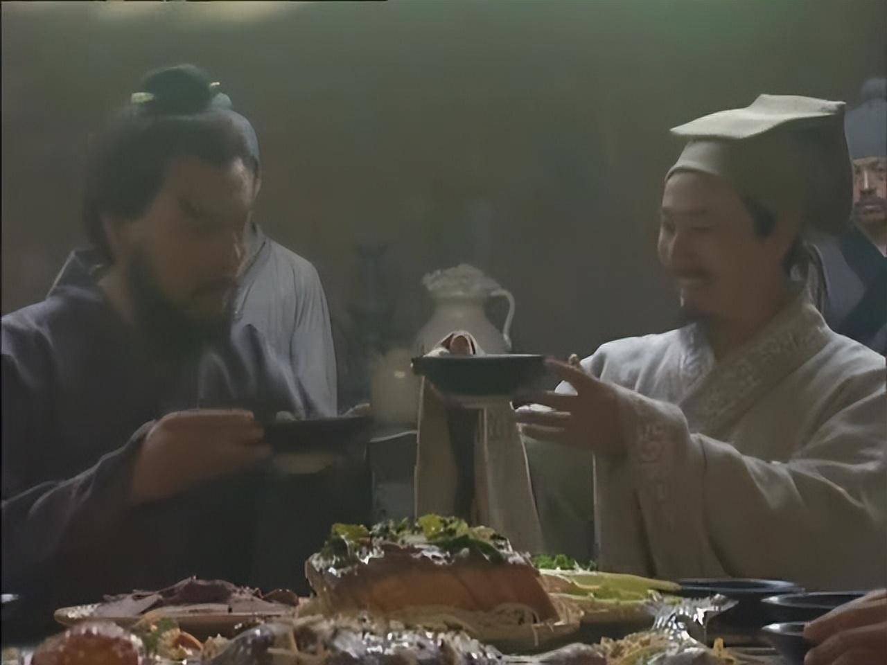 经过上千年的发展,如今在我国已经形成了别具一格的酒文化,其中主要的